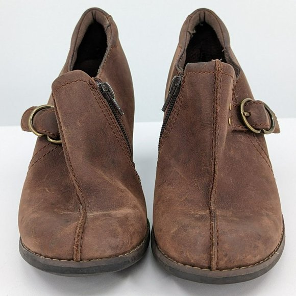 Clarks Carlisle Booties 7 Cafe Brown Oily Leather Side Zip Buckle Accent Heeled - Picture 4 of 13